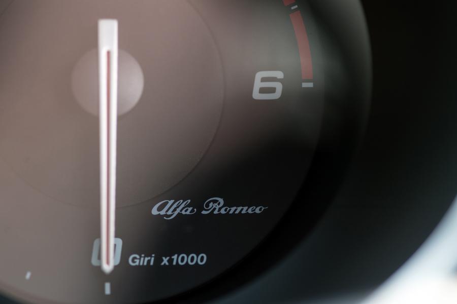 Панель приборов Alfa Romeo Giulietta 2016 года  (UK) (фото 34 из 44)